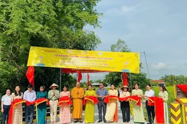 Đại đức Thích Minh Phú, trụ trì chùa Tường Nguyên cắt băng khánh thành cầu Tường Nguyên 551 tại xã Tân Lân, tỉnh Tây Ninh