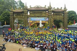 Chư tôn đức chứng minh và trại sinh chụp hình lưu niệm