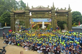 Chư tôn đức chứng minh và trại sinh chụp hình lưu niệm