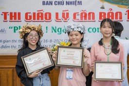 Phật tử Ngọc Quý (bìa trái) đạt giải nhất hội thi