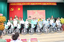Trao xe đạp đến các em học sinh tại chương trình