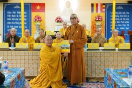 Thượng tọa Thích Quảng Lộc trao quyết định bổ nhiệm trụ trì chùa Phước Long đến Thượng tọa Thích Hải Đạt