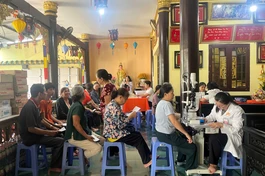 Bà con địa phương về chùa khám mắt miễn phí
