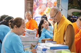 Hòa thượng Thích Quảng Niệm, trưởng đoàn chuẩn bị quà cho học sinh khó khăn