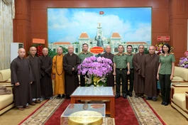 Ban Thường trực Ban Trị sự TP.HCM chúc mừng lãnh đạo Công an TP.HCM nhân Ngày truyền thống Lực lượng Công an Nhân dân - Ảnh: Bảo Toàn