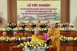 Thượng tọa Thích Phước Chí trao Bằng tốt nghiệp đến Tăng sinh 