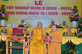 Hòa thượng Thích Huệ Tâm, Hiệu trưởng Trường Trung cấp Phật học Tây Ninh trao Bằng tốt nghiệp đến Tăng sinh