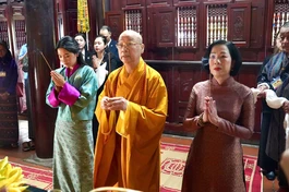 Trưởng lão Hòa thượng Thích Thanh Nhã, bà Nguyễn Thị Minh Nguyệt cùng Hoàng hậu Bhutan Jetsun Pema Wangchuck dâng hương Tam bảo