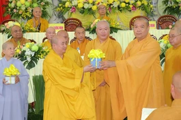 Thượng tọa Thích Trí Thọ trao khuôn dấu của Ban Từ thiện xã hội GHPGVN tỉnh đến Đại đức Thích Trí Thuận