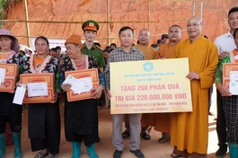 Đoàn trao bảng 200 phần quà đến người dân địa phương