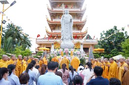 Quang cảnh Lễ an vị tôn tượng Bồ-tát Địa Tạng trong khuôn viên chùa Vĩnh Tràng