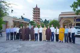 Phái đoàn lãnh đạo Tỉnh ủy Đồng Tháp chụp ảnh lưu niệm cùng chư tôn đức Ban Thường trực Ban Trị sự Phật giáo tỉnh
