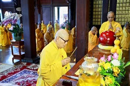 Hòa thượng Thích Châu Quang niêm hương bạch Phật tại chánh điện chùa Sắc tứ Khải Đoan