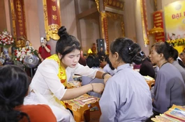 Cài hoa hồng Vu lan cho Phật tử tham dự