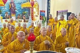 Chư tôn đức niêm hương Tam bảo tại Giác linh đường Hòa thượng Thích Huệ Tâm