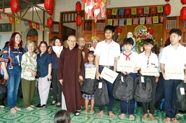 Hòa thượng Thích Chơn Nguyên, Trưởng ban Từ thiện thiền viện Vạn Hạnh trao học bổng đến học sinh vượt khó
