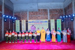 Ban Tổ chức trao Bằng công đức đến các cá nhân, đơn vị