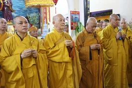 Chư tôn đức Trung ương GHPGVN dâng hương tưởng niệm Hòa thượng Thích Huệ Tâm