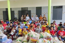 Phân ban Ni giới tỉnh trao quà đến các em tại các mái ấm nhân mùa Vu lan