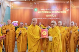 Thượng tọa Thích Tĩnh Triệt trao quyết định đến Đại đức Thích Phước Huệ