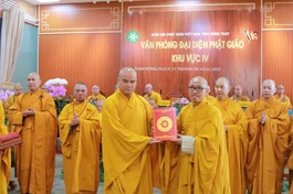 Thượng tọa Thích Tĩnh Triệt trao quyết định đến Đại đức Thích Phước Huệ