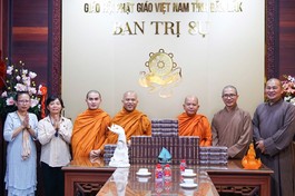 Đại diện Viện Nghiên cứu Phật học VN tặng bộ kinh Bản Duyên đến Ban Trị sự tỉnh