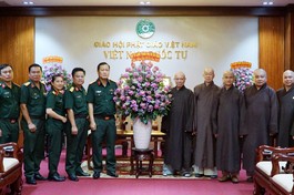 Đại tá Nguyễn Thanh Bình tặng hoa chúc mừng chư tôn đức nhân mùa Vu lan - Báo hiếu