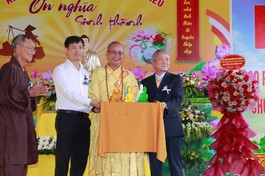 Trao tặng tôn tượng Đức Phật trong Lễ Vu lan chùa Long Thọ