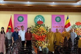 Lãnh đạo địa phương trao tặng lẵng hoa chúc mừng chư Tăng, Ni tại Lễ tạ pháp khóa An cư kiết hạ