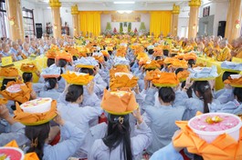 Phật tử dâng pháp y tại Lễ tạ pháp