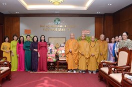 Lãnh đạo Hội Liên hiệp Phụ nữ TP.HCM và P.Hòa Hưng chúc mừng Vu lan đến chư tôn đức Ban Trị sự TP.HCM