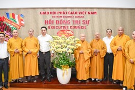 Trung tướng Mai Hoàng thăm Trưởng lão Hòa thượng Chủ tịch Hội đồng Trị sự GHPGVN nhân Đại lễ Vu lan