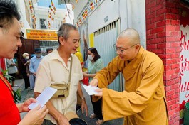 Đại đức Thích Minh Phú chia sẻ với những gia đình khó khăn tại P.Khánh Hội