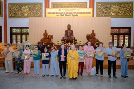 Trưởng lão Hòa thượng Thích Thiện Nhơn trao quà Vu lan tại chùa Quốc Ân Khải Tường