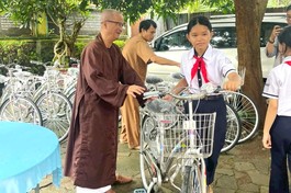 Thượng tọa Thích Chúc Phú, trụ trì chùa Tịnh Quang trao tặng xe đạp cho học sinh nghèo