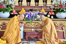 Nhị vị Hòa thượng tác pháp Tự tứ