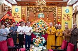 Ông Nguyễn Sỹ Trường tặng hoa chúc mừng chư tôn đức lãnh đạo GHPGVN