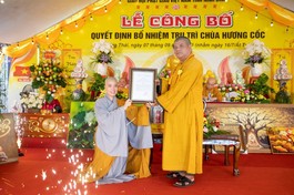 Thượng tọa Thích Thanh Mạnh thay mặt Ban Trị sự tỉnh trao quyết định đến Sư cô Thích nữ Diệu Hường
