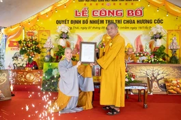 Thượng tọa Thích Thanh Mạnh thay mặt Ban Trị sự tỉnh trao quyết định đến Sư cô Thích nữ Diệu Hường