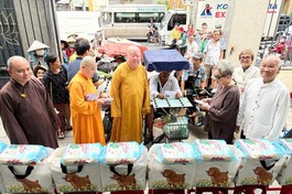 Ban Từ thiện xã hội Báo Giác Ngộ trao 100 phần quà đến người cơ nhỡ, khó khăn