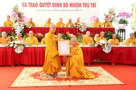 Hòa thượng Thích Trí Minh trao quyết định bổ nhiệm trụ trì đến Đại đức Thích Đức Tín 