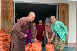 Chùa Minh Giác cùng chùa Thanh Phước trao quà tại xã đảo Nhơn Châu, tỉnh Gia Lai