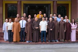 Ban Thường trực Ban Trị sự GHPGVN tỉnh chụp ảnh lưu niệm với lãnh đạo Tỉnh ủy tỉnh Gia Lai