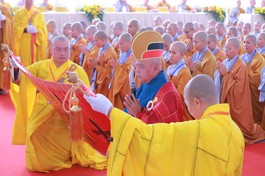 Đại diện Ban Tổ chức cung an chức sự Hội đồng Thập sư Tăng