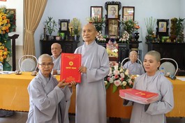 Ni sư Thích nữ Chúc Giác trao quyết định đến tân Trưởng Phân ban Ni giới tỉnh Quảng Ngãi nhiệm kỳ 2022-2027