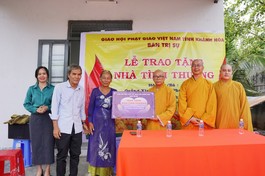 Thượng tọa Thích Hạnh Huệ đã đại diện Ban Trị sự GHPGVN tỉnh Khánh Hòa tặng căn nhà đến hộ gia đình ông Quảng Xin