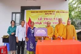 Thượng tọa Thích Hạnh Huệ đã đại diện Ban Trị sự GHPGVN tỉnh Khánh Hòa tặng căn nhà đến hộ gia đình ông Quảng Xin