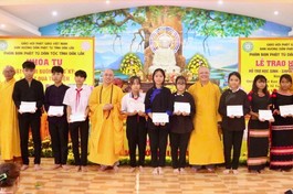 Ban Tổ chức trao học bổng cho học sinh khó khăn