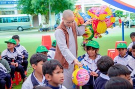 Thành viên đoàn Ban Từ thiện xã hội Phật giáo tỉnh Lâm Đồng trao quà trung thu đến học sinh