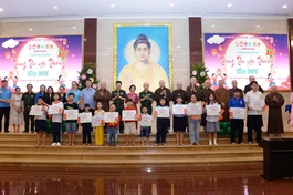 Ban Tổ chức trao quà đến các em học sinh khó khăn, mồ côi trên địa bàn P.Hòa Hưng